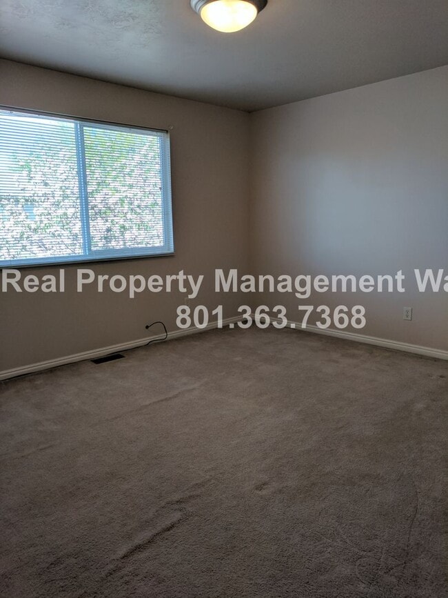 Building Photo - Pet Friendly 2 Bed 1.5 Bath Condo in Midvale