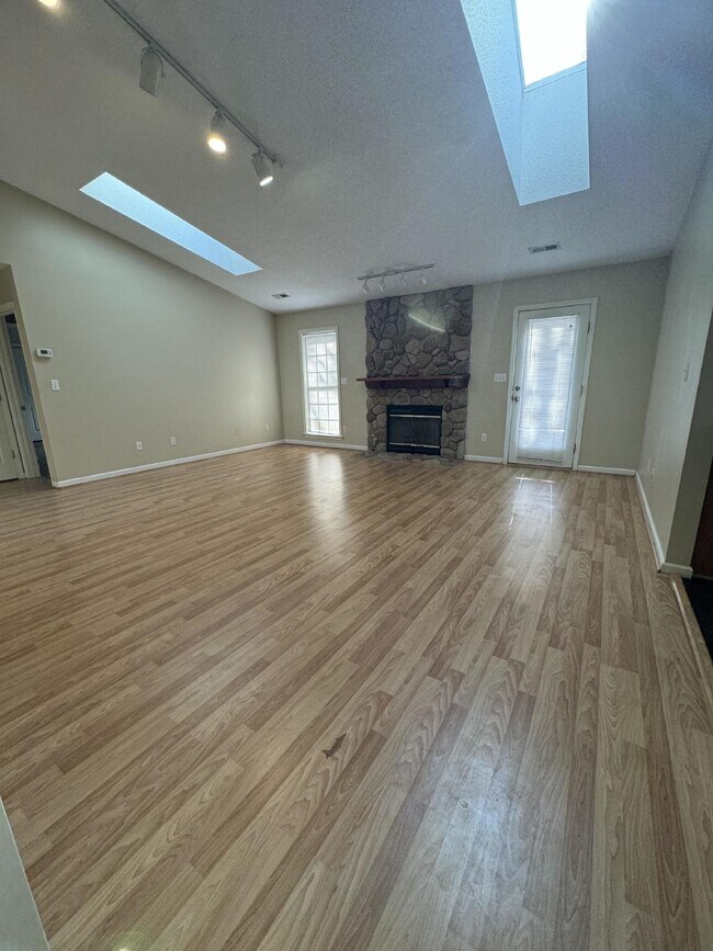 Building Photo - Charming 3-Bedroom, 2-Bathroom Home for Rent – Perfect for Comfortable Living!