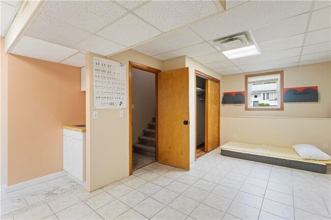 Building Photo - 32 Lawnacre Dr