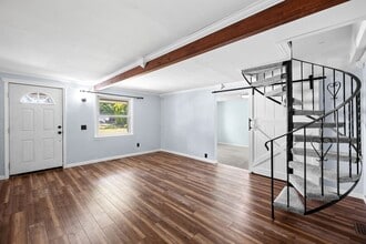 Building Photo - 1504 E Queen Ave
