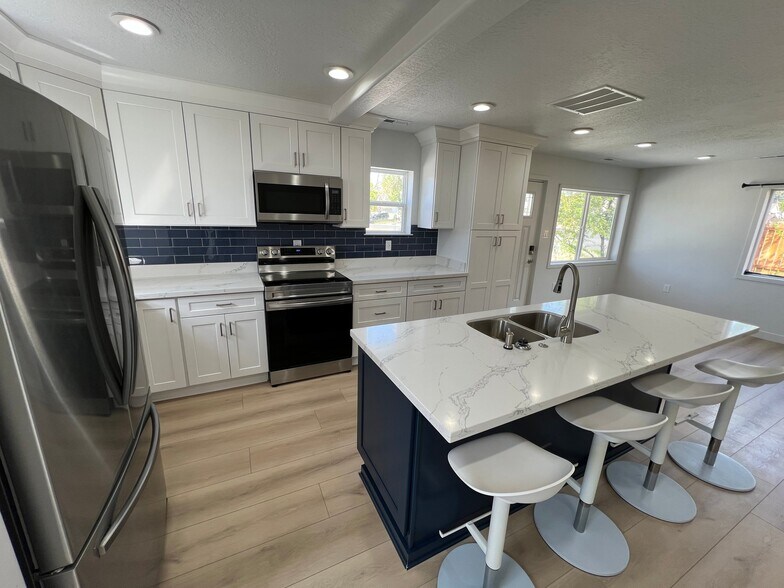 Building Photo - 290 N 600 E