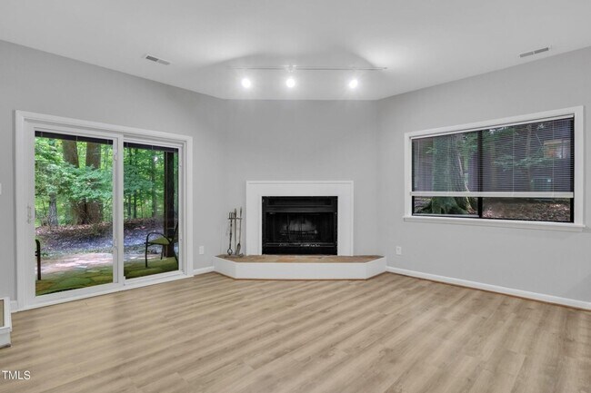 Building Photo - Spacious and Renovated 3BR Townhome in Cha...