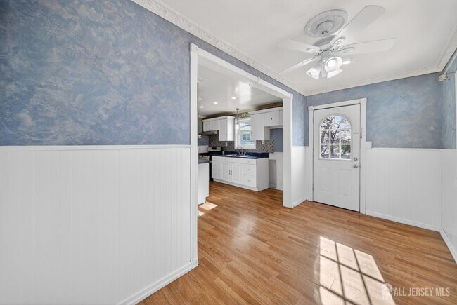 Building Photo - 114 Larch St