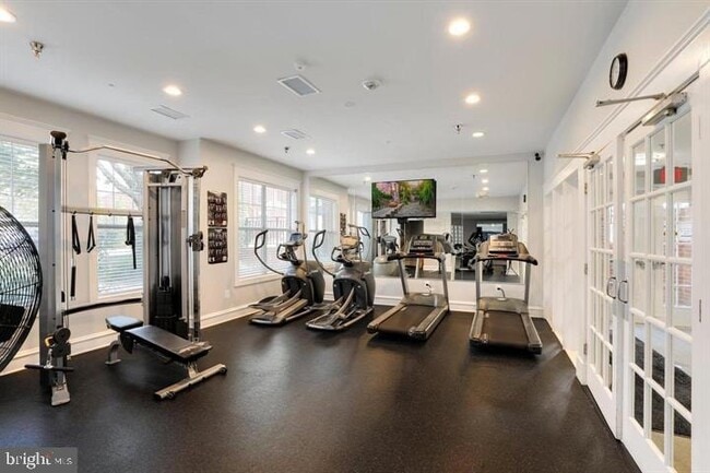 Building Photo - 1625 International Dr