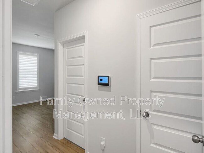 Building Photo - 2048 Longhorn Ln