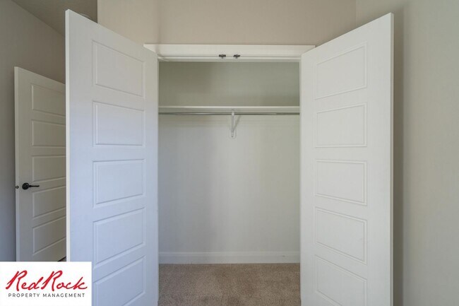 Building Photo - Pet-Friendly 3 Bedroom Home In A Great Neighborhood