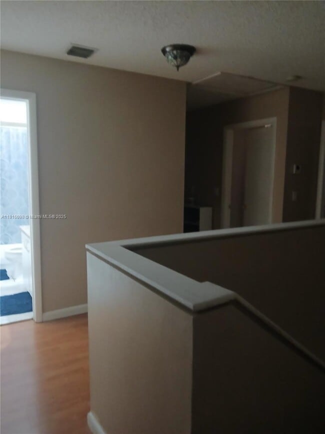 Building Photo - 1000 Cypress Way E