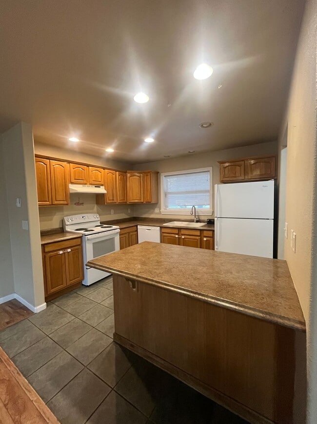 Building Photo - 3-Bedroom 2.5-Bathroom home in Eugene