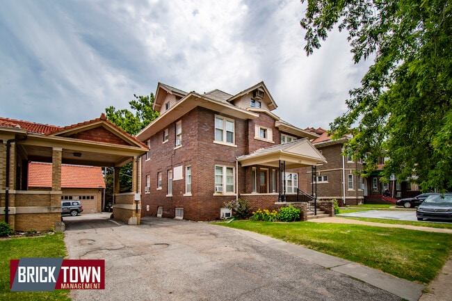 Building Photo - 115 S 38th Ave