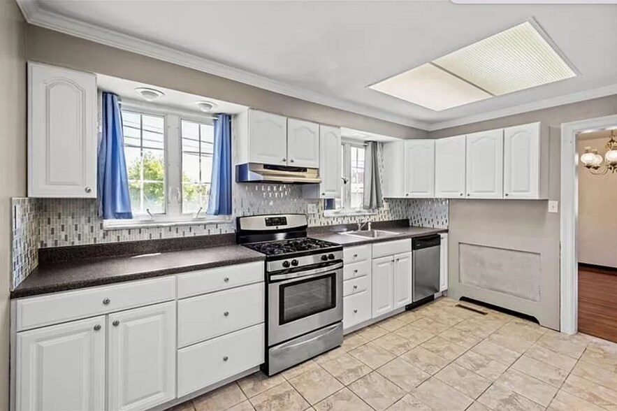 Building Photo - 433 Winterhill St