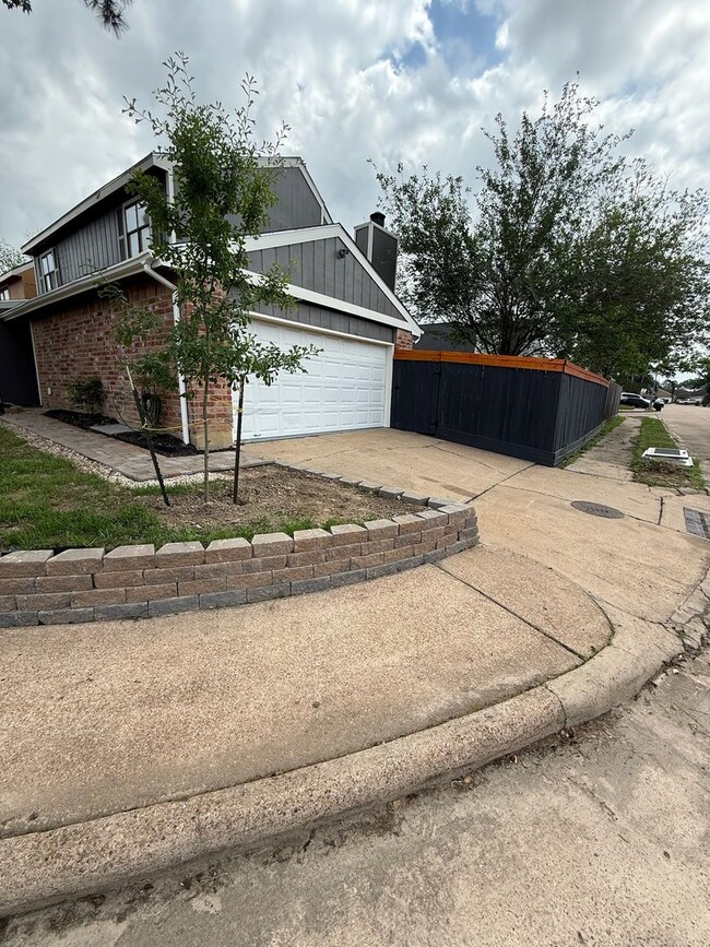 Building Photo - Spacious 3-Bedroom Corner Home in Candlelight Oaks Village