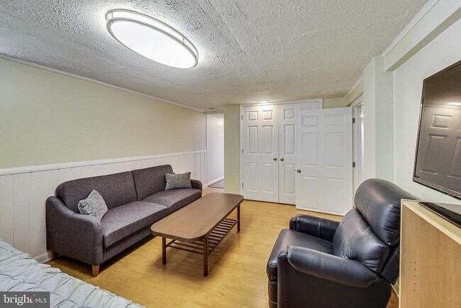 Building Photo - 4715 Oxbow Rd