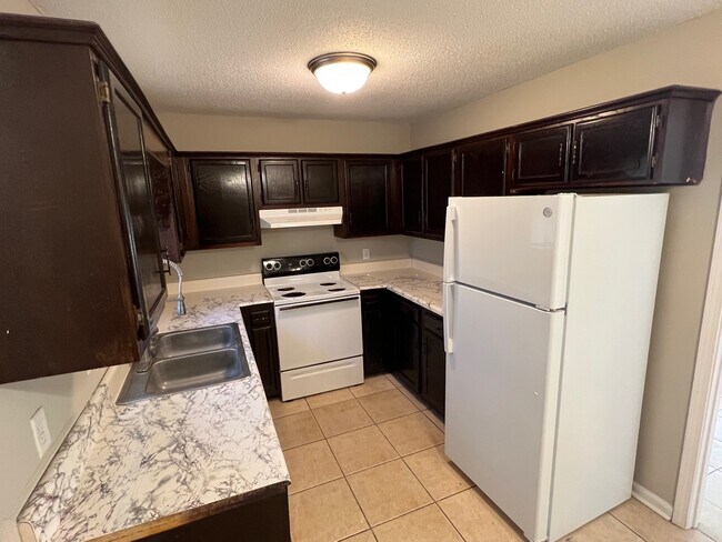 Building Photo - 811 Robin Hood Trail