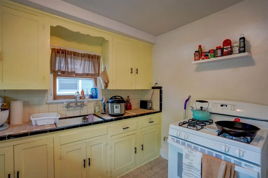 Kitchen - 1027 Drake St