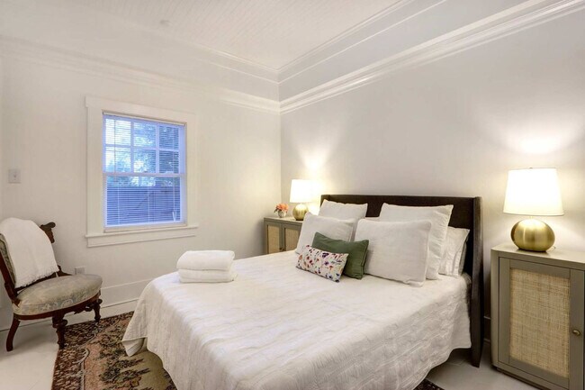 Building Photo - 306 E Victory Dr