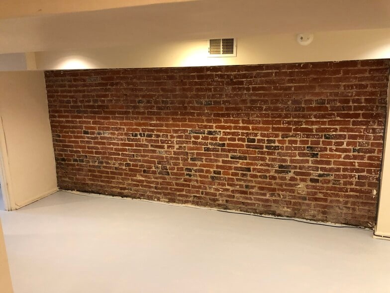 Building Photo - 902 Westminster St NW