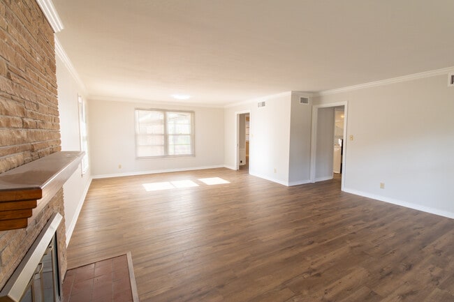 Building Photo - 2400 Hampstead Ln