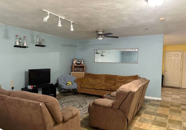 Building Photo - Spacious Townhouse in Blacksburg, VA.