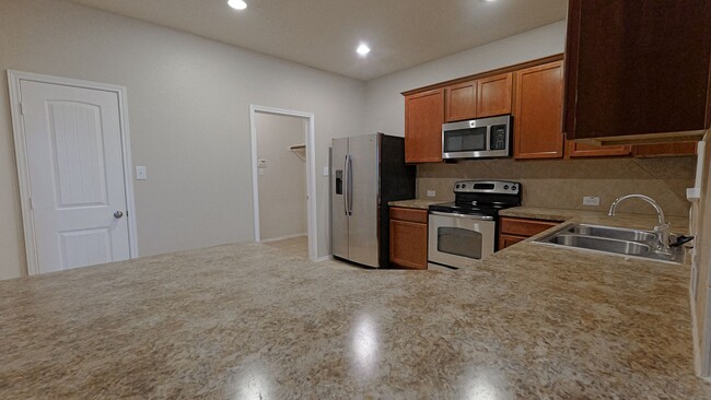 Building Photo - 4/2.5 Rental in Summerlyn Subdivision, Lea...