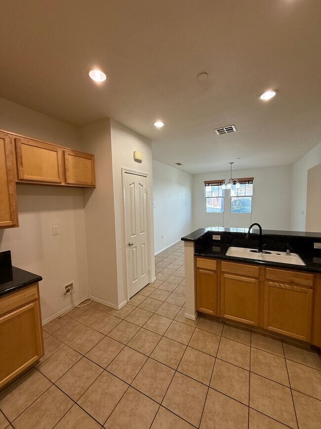 Building Photo - Beautiful 4 Bedroom, 2 1/2 Bathroom Townho...