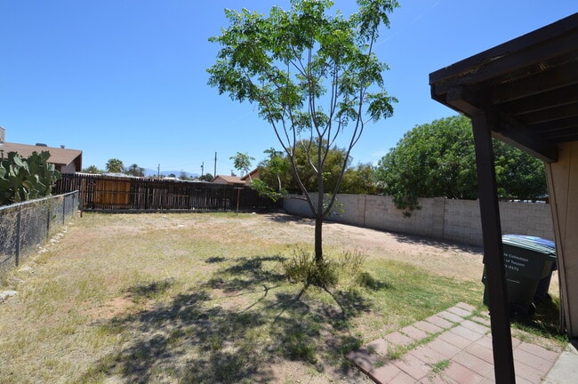 Building Photo - 1150 N Santa Rosa Ave