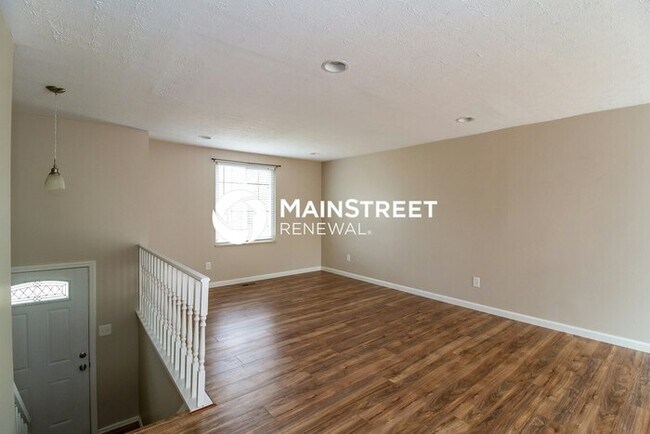Building Photo - 4 Bedroom Pet-Friendly Home in Louisville, KY with Main Street Renewal