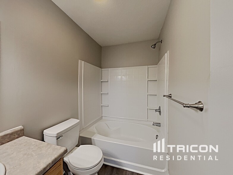 Building Photo - 722 Bluff Creek Dr