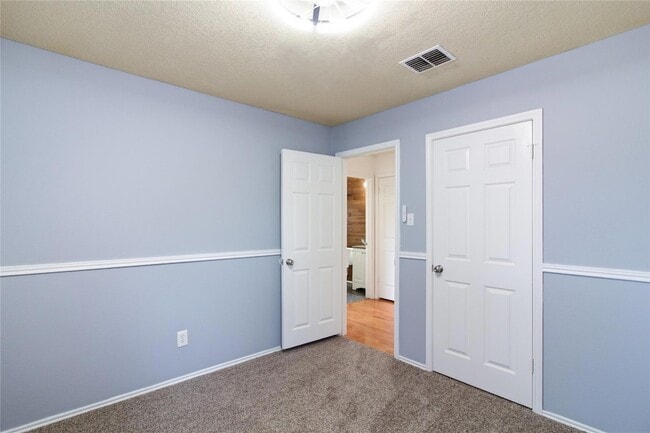 Building Photo - 120 Mule Deer Ct