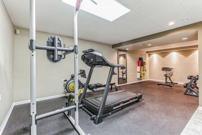 Building Photo - Fully Furnished 4 Bedroom 2.5 bathroom home in Bloomingdale