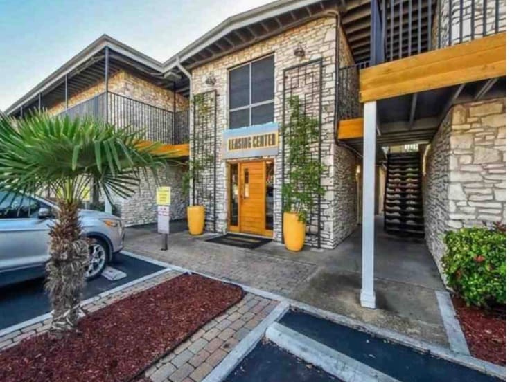 Building Photo - 2401 Manor Rd