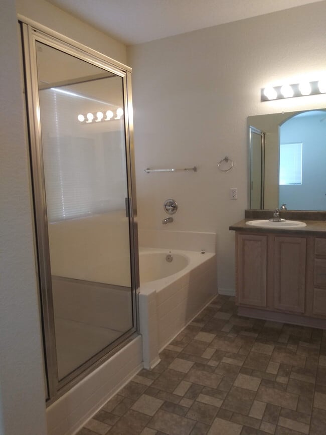 Building Photo - 3 Bdrm 2 BA  1,615 SqFt