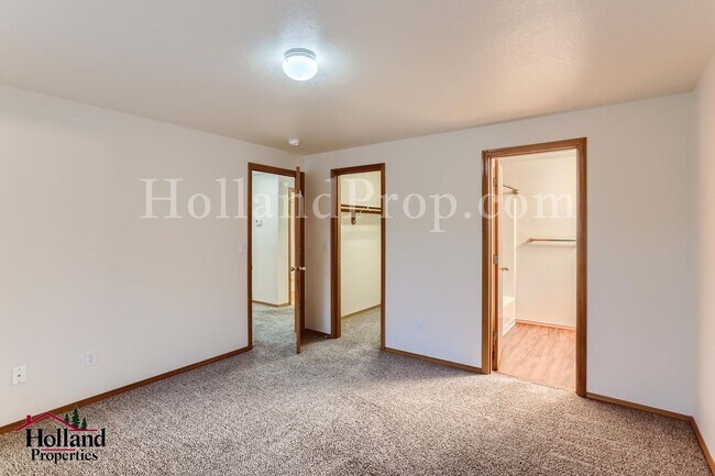 Building Photo - Lovely 3-Bedroom Hillsboro Home with A/C!