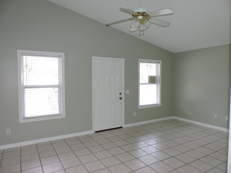 Building Photo - 5931 Pinetree Ave