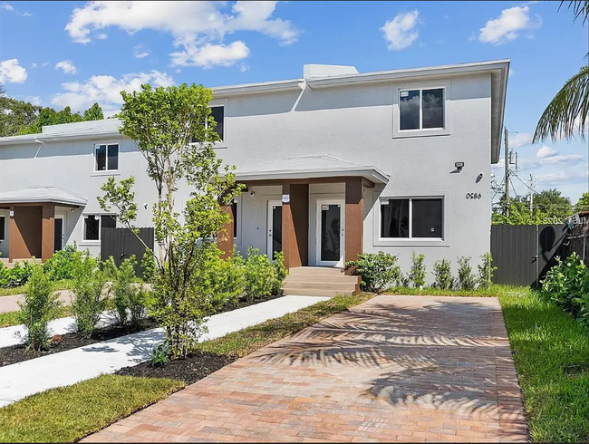 Building Photo - Deluxe Room - Little Haiti Townhouse