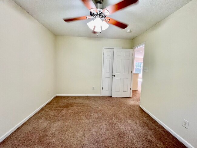 Building Photo - 806 Northwood Hills Ave