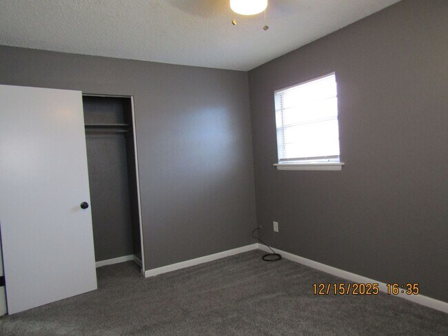 Building Photo - Nice home in the Woodland Hills Area!