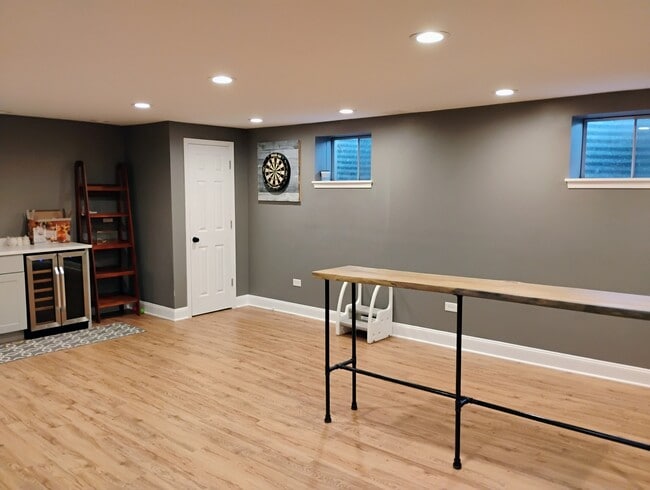 Building Photo - 4958 Oak Ln