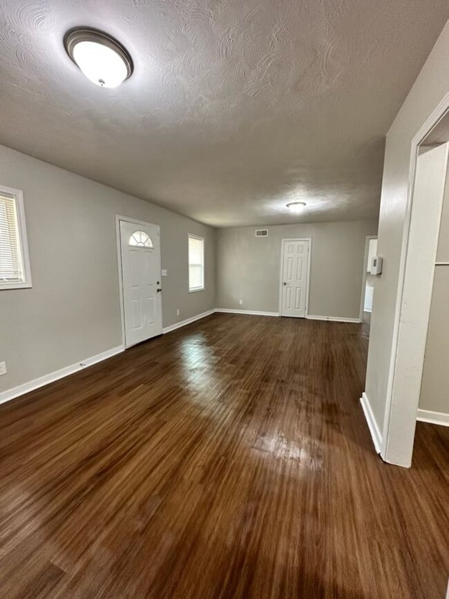 Building Photo - Newly Renovated 3 Bedroom House North Jack...