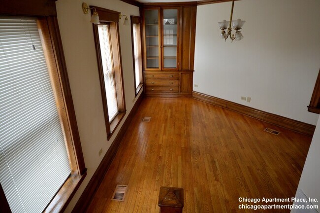 Building Photo - 2329 N Halsted St