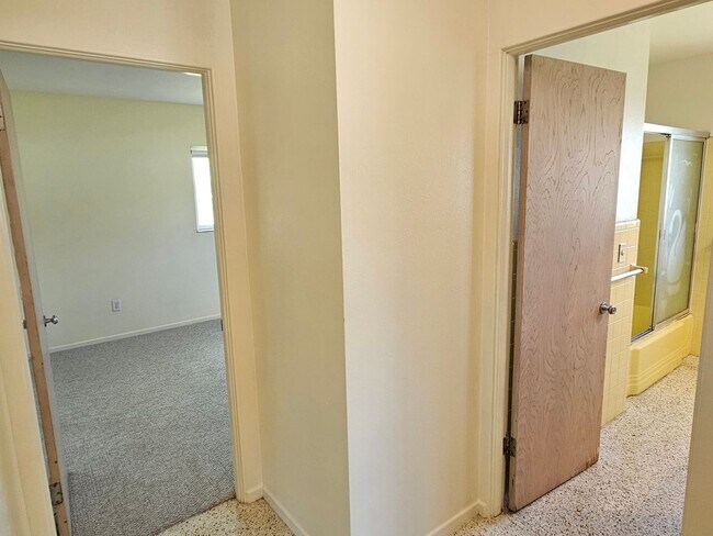 Building Photo - 264 Glen Oak Rd
