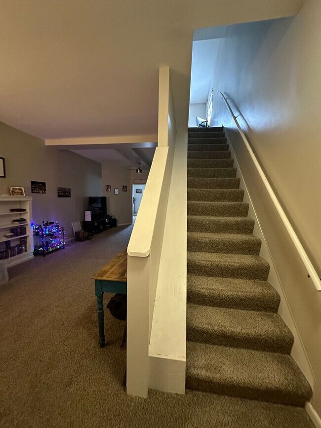 Building Photo - *** Amazing Apartment in Mt. Washington * Pet Friendly * Duplex style * Available Now * Spacious ...