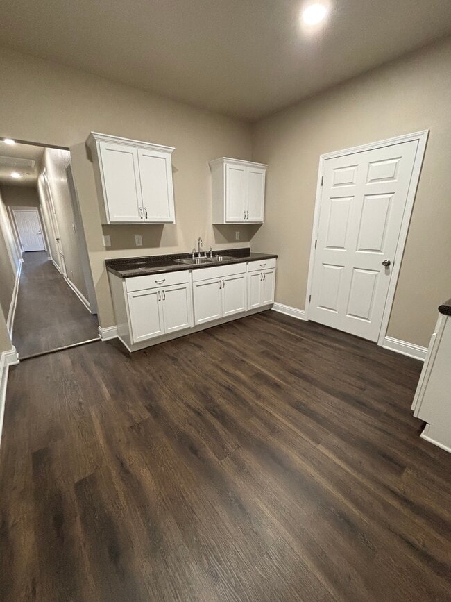 Building Photo - 307 Lister St