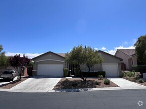Building Photo - Stunning 4-Bed 3 Car Garage Gated Single S...