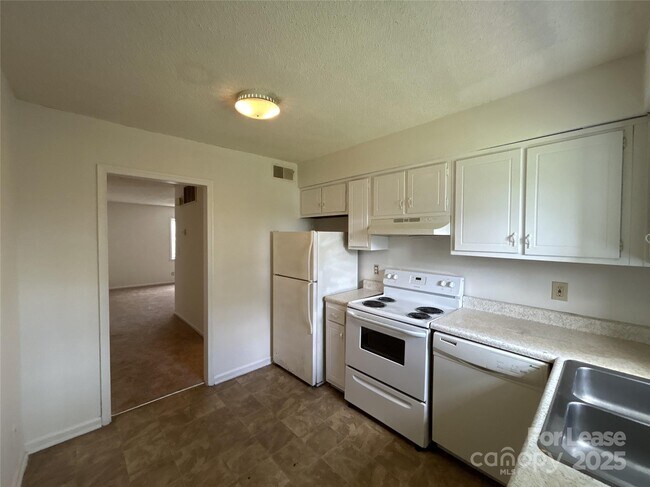 Building Photo - 5805 Hunting Ridge Ln
