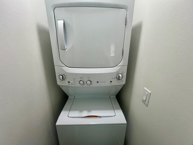 Building Photo - 858 NW B St