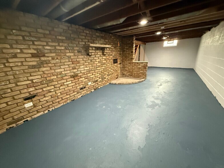 Building Photo - 1311 N Green Bay Rd