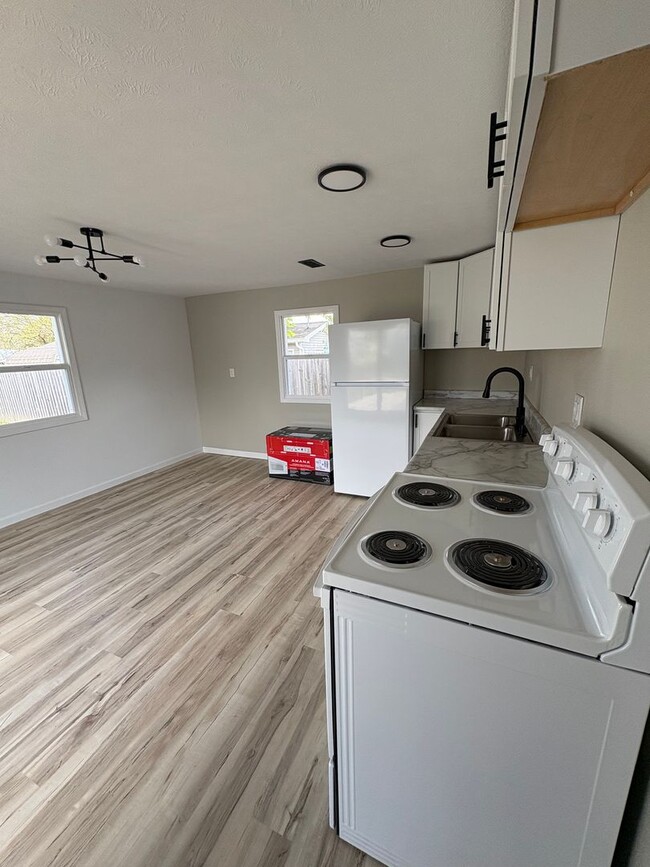 Building Photo - Newly Remodeled Charming 3bd2br Home!!