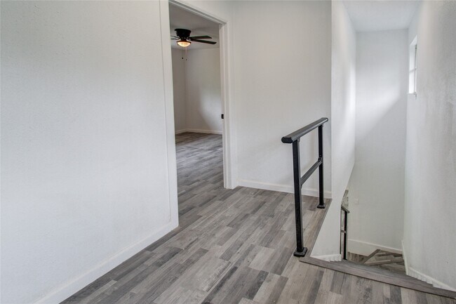 Building Photo - 550 Roanoke Dr