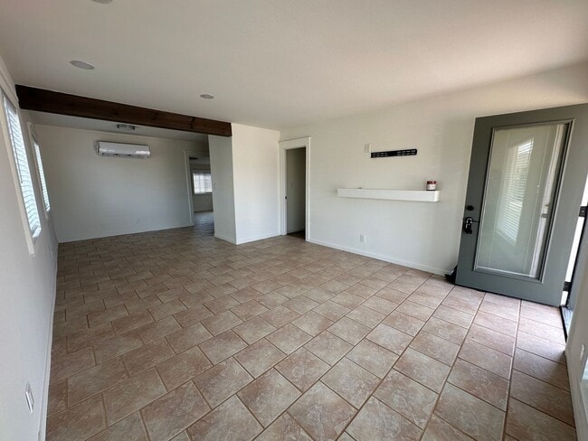 Building Photo - Newly Remodeled 3 bed 1 bath home!