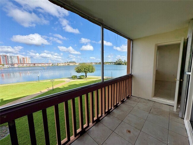 Building Photo - 1591 NE Miami Gardens Dr